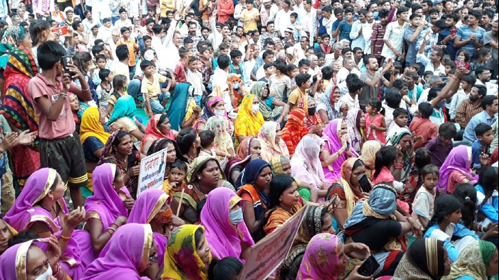 खरगोन जिले में झिरन्या से भीकनगाँव तक जनदर्शन यात्रा में शामिल ग्रामीण जन।